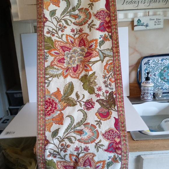 Table runner.